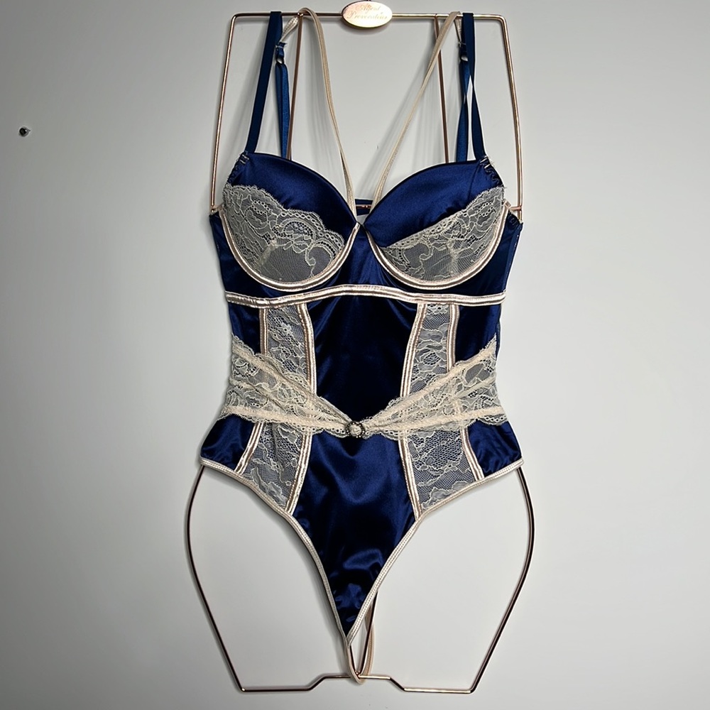 Ladybird beautiful size 6 medium blue satin like teddy with cream lace detail